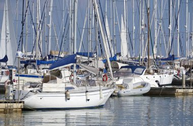 İtalya, Sicilya, Akdeniz, Marina di Ragusa (Ragusa Eyaleti); 2 Ekim 2019, limanda motorlu tekneler ve lüks yatlar