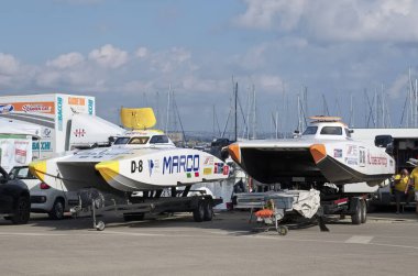 İtalya, Sicilya, Marina di Ragusa (Ragusa Eyaleti); 2 Ekim 2019, İtalya Açıklar Şampiyonası, limanda halk ve Offhore motorlu tekneleri -