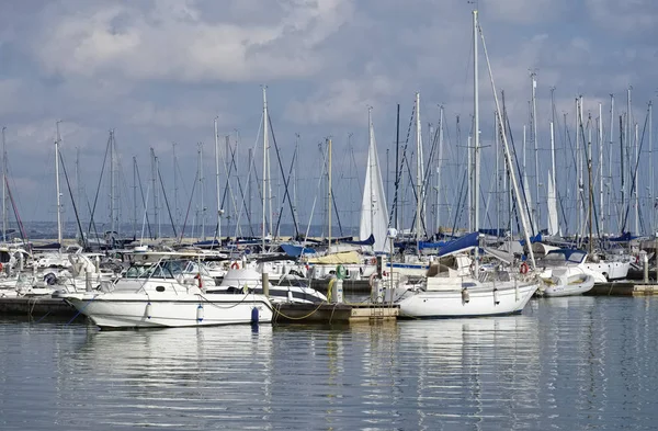 İtalya, Sicilya, Akdeniz, Marina di Ragusa (Ragusa Eyaleti); 2 Ekim 2019, limanda motorlu tekneler ve lüks yatlar
