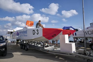 İtalya, Sicilya, Marina di Ragusa (Ragusa Eyaleti); 2 Ekim 2019, İtalya Açıklar Şampiyonası, limanda halk ve Offhore motorlu tekneleri -