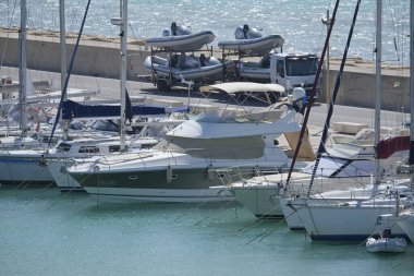 İtalya, Sicilya, Akdeniz, Marina di Ragusa (Ragusa Eyaleti); 6 Ekim 2019, limanda lüks yatlar