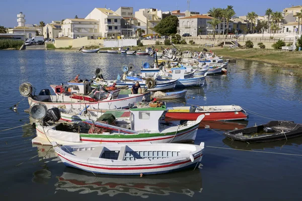 意大利 西西里 斯科普里蒂 拉古萨省 2019年9月30日 港口渔民和西西里木船编辑 — 图库照片