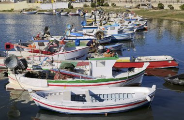 İtalya, Sicilya, Scoglitti (Ragusa Eyaleti); 30 Eylül 2019, balıkçı ve Sicilya tahtadan balıkçı tekneleri limanda