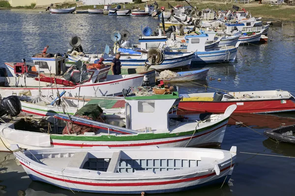 イタリア シチリア島 スコグリッティ ラグーザ州 9月2019 港の漁師とシチリアの木製漁船 編集部 — ストック写真