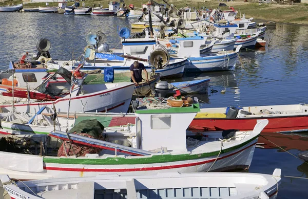 イタリア シチリア島 スコグリッティ ラグーザ州 9月2019 港の漁師とシチリアの木製漁船 編集部 — ストック写真
