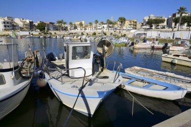 İtalya, Sicilya, Scoglitti (Ragusa Eyaleti); 30 Eylül 2019, limanda Sicilya ahşap balıkçı tekneleri - Editörden
