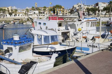 İtalya, Sicilya, Scoglitti (Ragusa Eyaleti); 30 Eylül 2019, limanda Sicilya ahşap balıkçı tekneleri - Editörden