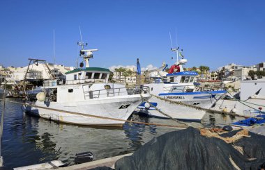 İtalya, Sicilya, Scoglitti (Ragusa Eyaleti); 30 Eylül 2019, limandaki Sicilya ahşap balıkçı tekneleri ve ağları