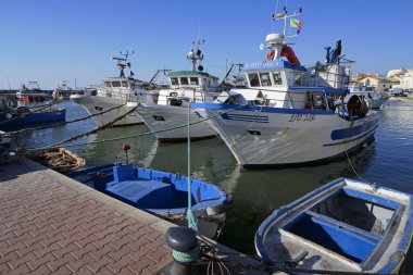 İtalya, Sicilya, Scoglitti (Ragusa Eyaleti); 30 Eylül 2019, limanda Sicilya ahşap balıkçı tekneleri - Editörden