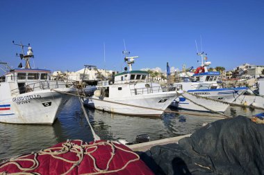 İtalya, Sicilya, Scoglitti (Ragusa Eyaleti); 30 Eylül 2019, limandaki Sicilya ahşap balıkçı tekneleri ve ağları