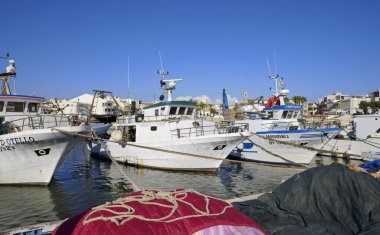 İtalya, Sicilya, Scoglitti (Ragusa Eyaleti); 30 Eylül 2019, limandaki Sicilya ahşap balıkçı tekneleri ve ağları