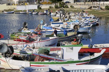 İtalya, Sicilya, Scoglitti (Ragusa Eyaleti); 30 Eylül 2019, balıkçı ve Sicilya tahtadan balıkçı tekneleri limanda