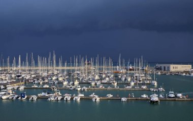 İtalya, Sicilya, Akdeniz, Marina di Ragusa (Ragusa Eyaleti); fırtınalı bir günde limanın manzarası