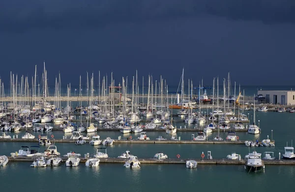 イタリア シチリア島 地中海 マリーナ ラグーザ ラグーザ州 嵐の日の港の眺め — ストック写真