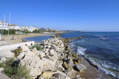 İtalya, Sicilya, Akdeniz, Scoglitti (Ragusa Eyaleti), Sicilya 'nın güneydoğu kıyı şeridi, sahilde insanlar