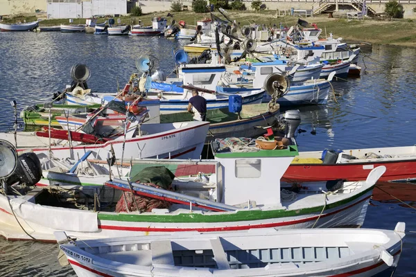 イタリア シチリア島 スコグリッティ ラグーザ州 9月2019 港の漁師とシチリアの木製漁船 編集部 — ストック写真