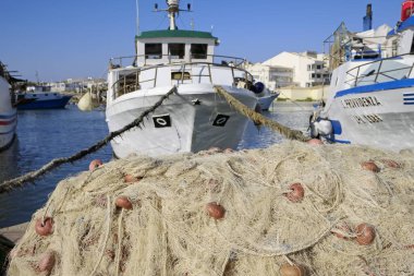 İtalya, Sicilya, Scoglitti (Ragusa Eyaleti); 30 Eylül 2019, limandaki Sicilya ahşap balıkçı tekneleri ve ağları