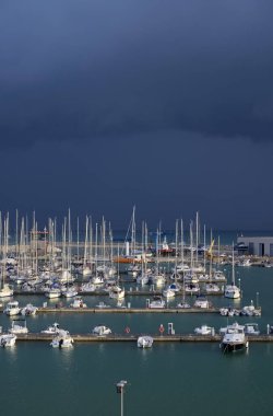 İtalya, Sicilya, Akdeniz, Marina di Ragusa (Ragusa Eyaleti); fırtınalı bir günde limanın manzarası