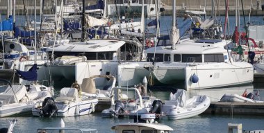 İtalya, Sicilya, Akdeniz, Marina di Ragusa (Ragusa Eyaleti); 11 Ekim 2019, limandaki motorlu tekneler ve lüks yatlar