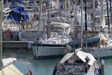İtalya, Sicilya, Akdeniz, Marina di Ragusa (Ragusa Eyaleti); 12 Ekim 2019, limanda lüks yatlar