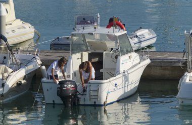 İtalya, Sicilya, Akdeniz, Marina di Ragusa (Ragusa Eyaleti); 13 Ekim 2019, limandaki motorlu bir teknede