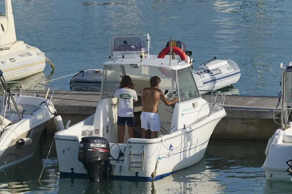 意大利 西西里 地中海 拉古萨海 拉古萨省 2019年10月13日 港口编辑的一艘汽艇上的乘客 — 图库照片