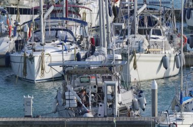 İtalya, Sicilya, Akdeniz, Marina di Ragusa (Ragusa Eyaleti); 16 Ekim 2019, limanda lüks yatlar