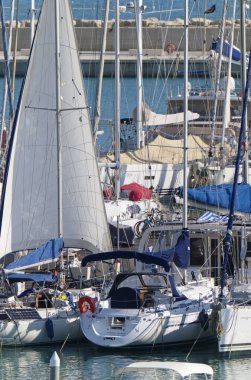 İtalya, Sicilya, Akdeniz, Marina di Ragusa (Ragusa Eyaleti); 18 Ekim 2019, limanda yelkenli tekneleri