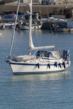 İtalya, Sicilya, Akdeniz, Marina di Ragusa (Ragusa Eyaleti); 18 Ekim 2019, limanda yelkenli teknesi - Editör