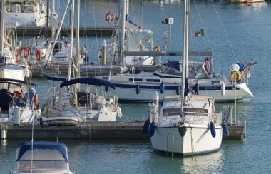İtalya, Sicilya, Akdeniz, Marina di Ragusa (Ragusa Eyaleti); 18 Ekim 2019, limanda yelkenli tekneleri