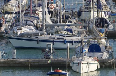 İtalya, Sicilya, Akdeniz, Marina di Ragusa (Ragusa Eyaleti); 18 Ekim 2019, limanda yelkenli tekneleri