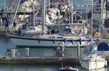 İtalya, Sicilya, Akdeniz, Marina di Ragusa (Ragusa Eyaleti); 18 Ekim 2019, limanda yelkenli tekneleri