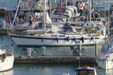 İtalya, Sicilya, Akdeniz, Marina di Ragusa (Ragusa Eyaleti); 18 Ekim 2019, limanda yelkenli tekneleri