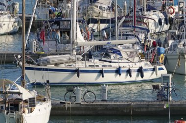 İtalya, Sicilya, Akdeniz, Marina di Ragusa (Ragusa Eyaleti); 18 Ekim 2019, limanda yelkenli tekneleri