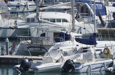 İtalya, Sicilya, Akdeniz, Marina di Ragusa (Ragusa Eyaleti); 20 Ekim 2019, limandaki motorlu tekneler ve lüks yatlar