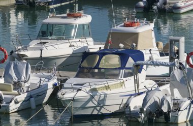 İtalya, Sicilya, Akdeniz, Marina di Ragusa (Ragusa Eyaleti); 20 Ekim 2019, limandaki motorlu tekneler ve lüks yatlar