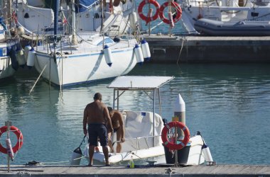 İtalya, Sicilya, Akdeniz, Marina di Ragusa (Ragusa Eyaleti); 22 Ekim 2019, limanda halk, motorlu tekneler ve lüks yatlar - Yayın -