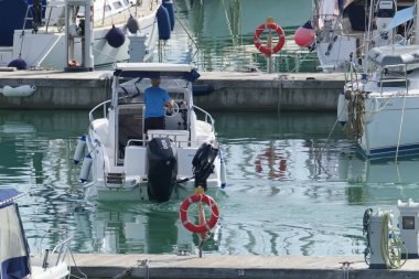 İtalya, Sicilya, Akdeniz, Marina di Ragusa (Ragusa Eyaleti); 30 Ekim 2019, limandaki bir motorlu teknede balıkçı - Editör