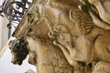 İtalya, Sicilya, Scicli (Ragusa ili), Unesco Baroque Fava Sarayı cephesi, bir balkon altında süslü heykeller (M.S. 18..)