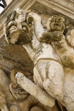 İtalya, Sicilya, Scicli (Ragusa ili), Unesco Baroque Fava Sarayı cephesi, bir balkon altında süslü heykeller (M.S. 18..)