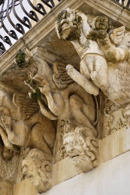İtalya, Sicilya, Scicli (Ragusa ili), Unesco Baroque Fava Sarayı cephesi, bir balkon altında süslü heykeller (M.S. 18..)