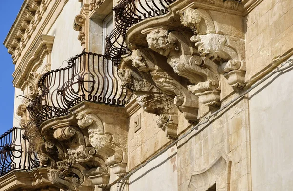 Włochy Sycylia Scicli Prowincja Ragusa Barokowa Fasada Pałacu Beneventano Ozdobnymi — Zdjęcie stockowe