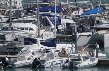 İtalya, Sicilya, Akdeniz, Marina di Ragusa (Ragusa Eyaleti); 23 Ekim 2019, limandaki motorlu tekneler ve lüks yatlar