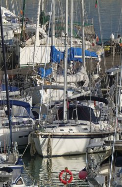 İtalya, Sicilya, Akdeniz, Marina di Ragusa (Ragusa Eyaleti); 29 Ekim 2019, limanda yelkenli tekneleri