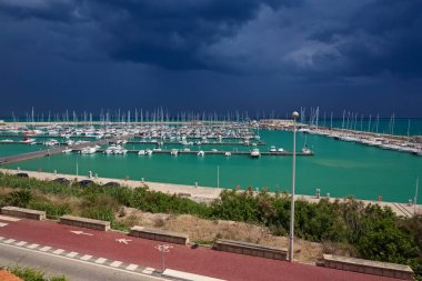 İtalya, Sicilya, Akdeniz, Marina di Ragusa (Ragusa Eyaleti); fırtınalı bir günde limanın manzarası
