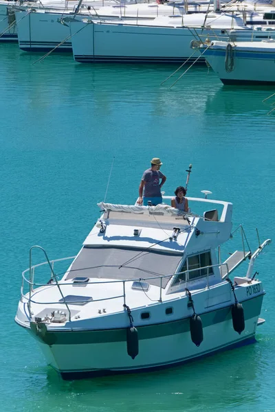 İtalya, Sicilya, Akdeniz, Marina di Ragusa (Ragusa Eyaleti); 28 Mayıs 2020, limanda lüks bir yatta insanlar - EDITORIAL