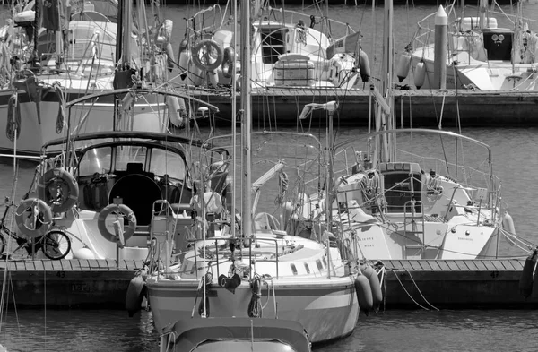 イタリア シチリア島 地中海 マリーナ ラグーザ ラグーザ州 5月2020 ポート内の高級ヨット Editorial — ストック写真