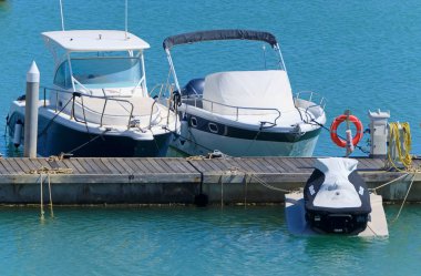 İtalya, Sicilya, Akdeniz, Marina di Ragusa (Ragusa Eyaleti); 29 Mayıs 2020, limanda motorlu tekne ve lüks yatlar - EDITORIAL