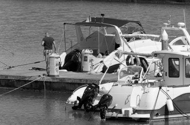 İtalya, Sicilya, Akdeniz, Marina di Ragusa (Ragusa Eyaleti); 29 Mayıs 2020, limandaki insanlar ve lüks yatlar - EDITORIAL