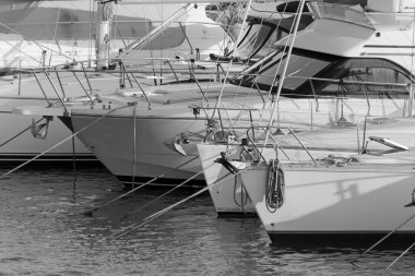 İtalya, Sicilya, Akdeniz, Marina di Ragusa (Ragusa ili); 30 Mayıs 2020, limanda lüks yatlar - EDITORIAL